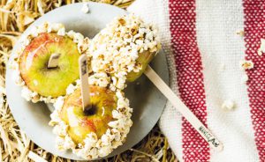 Karamell Aepfel in Popcorn Julia Cawley und Lisa Nieschlag aus Picknick Neuer Umschau Buchverlag
