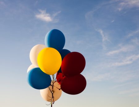 blauer Himmel, Ballons, rot, blau, gelb, 50 tolle Tipps, Kindergeburtstag // HIMBEER