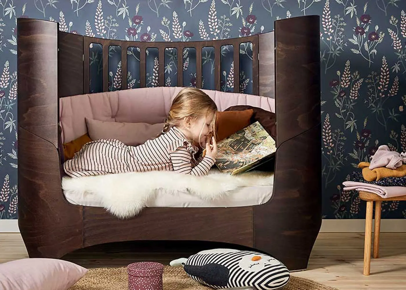 Schöne Kindermöbel in München finden: Mitwachsendes Babybett von Leander // HIMBEER