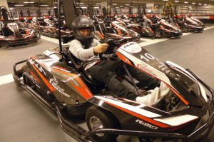 Für euch getestet: Drei Rennstrecken auf vier Ebenen – der TeamSport E-Karting Kart Palast Funpark in Bergkirchen verdreht nicht nur Motorsportfans den Kopf.