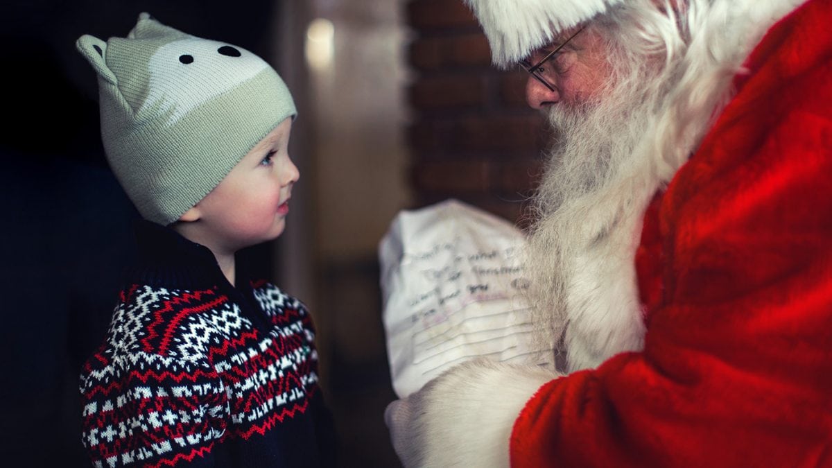 Nikolaus Santa Kind Junge Geschenke // HIMBEER