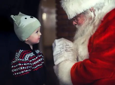 Nikolaus Santa Kind Junge Geschenke // HIMBEER