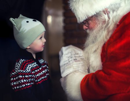 Nikolaus Santa Kind Junge Geschenke // HIMBEER