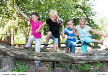 Fotolia Baumstamm Kinder75192609 S copyright1