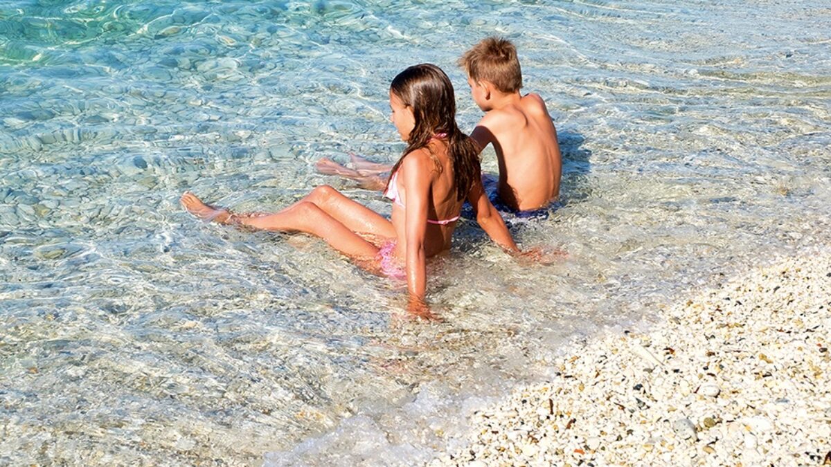 Kinder am Strand beim Familienurlaub in der Südtoskana und auf Elba // HIMBEER