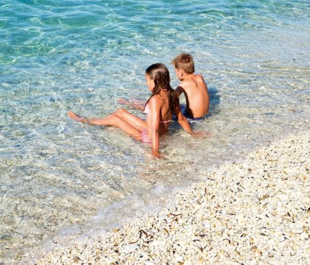 Kinder am Strand beim Familienurlaub in der Südtoskana und auf Elba // HIMBEER