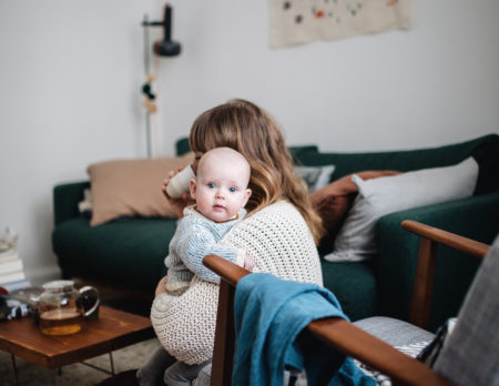 Mutter mit Baby auf dem Arm