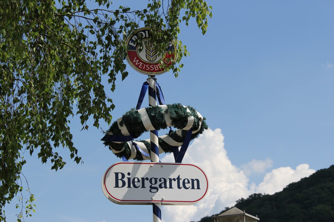 Biergarten-Schild vor blauem Himmel – MÜNCHEN MIT Kindern // HIMBEER
