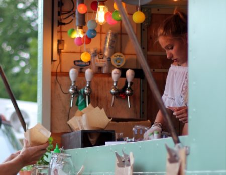 Streetfood Truck Frau buntes Licht | München mit Kind