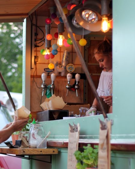 Streetfood Truck Frau buntes Licht | München mit Kind