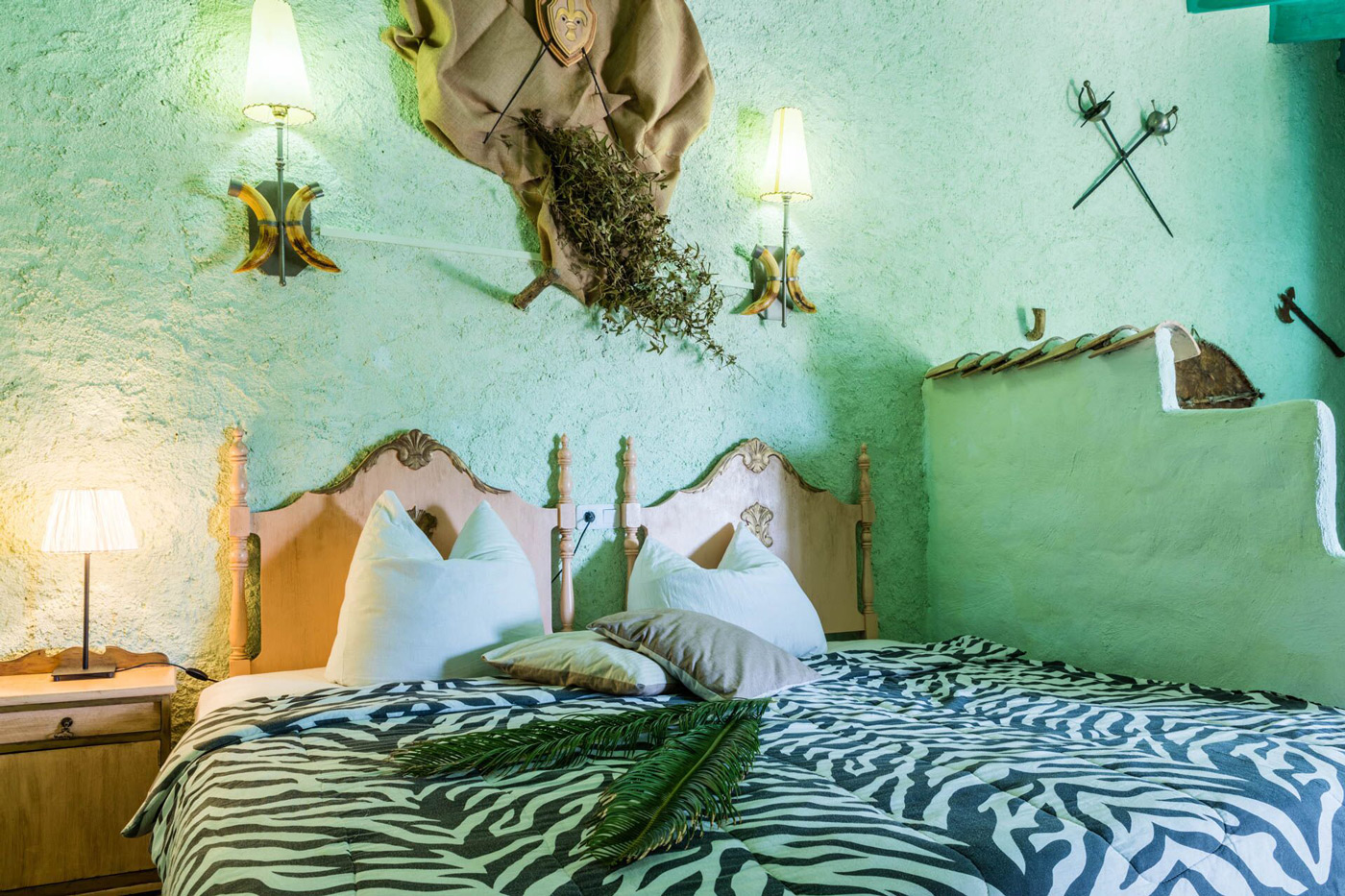 Schlafzimmer in tuerkis mit Zebradecke