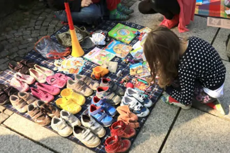 Junge am Kinderflohmarkt | Muenchen mit Kind