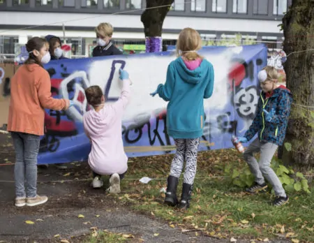 Kinder sprühen Graffiti beim kreativen Mitmachfestival