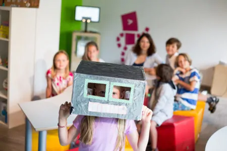 Kind mit Roboterkopf aus Pappe | Muenchen mit Kind