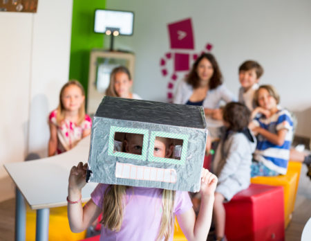 Kind mit Roboterkopf aus Pappe | Muenchen mit Kind