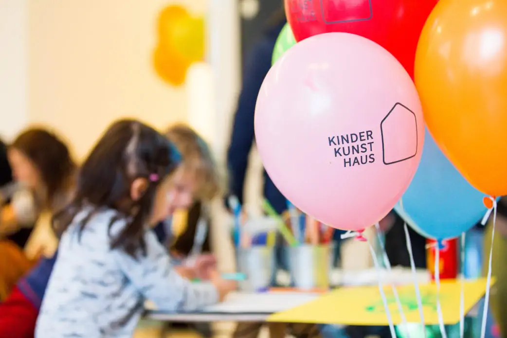 Mädchen beim Basteln im Kinderkunsthaus | München mit Kind