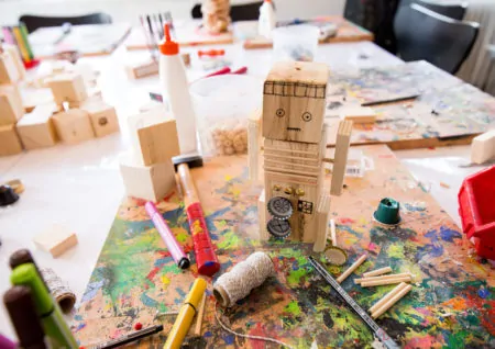 Gebasteltes aus Holz im Kinderkunsthaus | München mit Kind