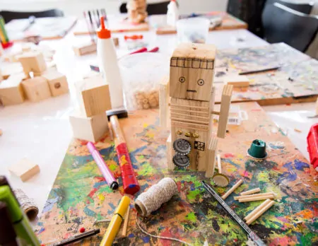 Gebasteltes aus Holz im Kinderkunsthaus | München mit Kind
