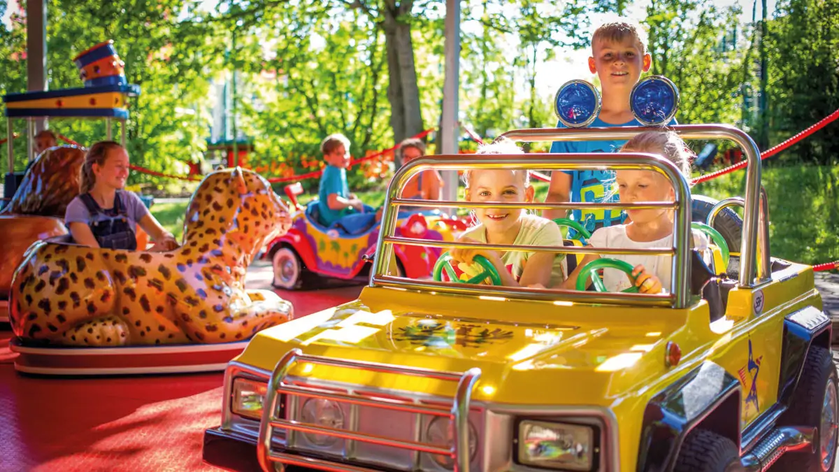 Kinder im Kinderkarussell im Skyline Park | München mit Kind