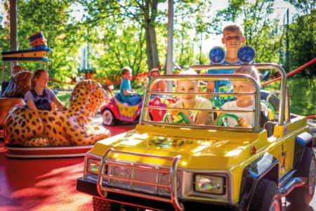 Kinder im Kinderkarussell im Skyline Park | München mit Kind