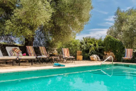 Pool und Liegestuehle der Finca auf Mallorca