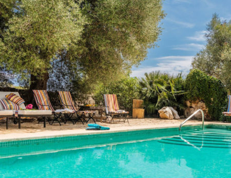Pool und Liegestuehle der Finca auf Mallorca