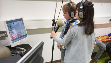 Kinder am Mikrofon in Sprecherkabine | Muenchen mit Kind