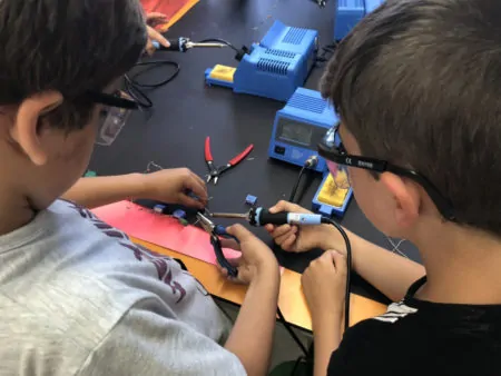Kinder bauen Roboter FabLab | Muenchen mit Kind