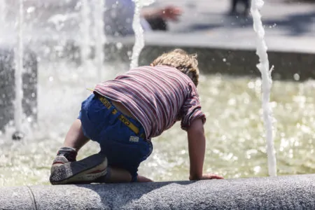 Junge Brunnen Wasser // Muenchen mit Kind