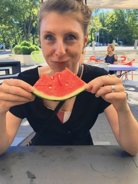 Melli mit Melone Fruehstueck Grimms Hotel Berlin / München mit Kind