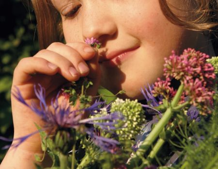Mädchen riecht an Blumen // HIMBEER