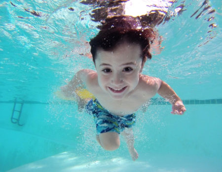 Kind Junge Schwimmen Badehose Starnberg // Muenchen mit Kind