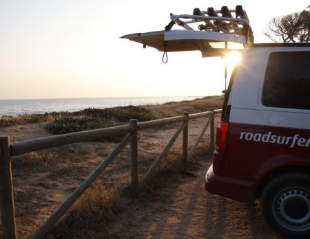 VW Camper im Sonnenuntergang am Meer c roadsurfer GmbH