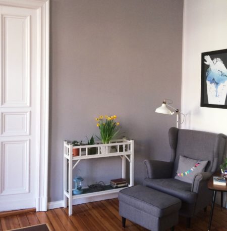 Wohnzimmer in Felsgrau | Berlin mit Kind