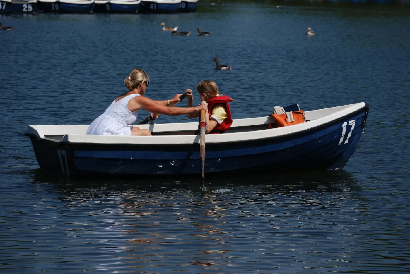 Ruderboot Boot fahren Mutter Tochter Schwimmweste // Muenchen mit Kind