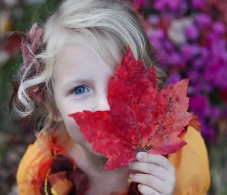 Herbst Maedchen Blatt Rot Wochenendtipps // Muenchen mit Kind