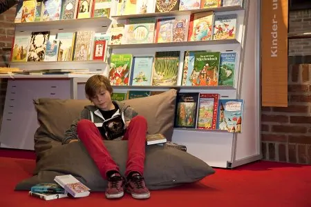 Muenchner Buecherscha Junge Lesen // HIMBEER