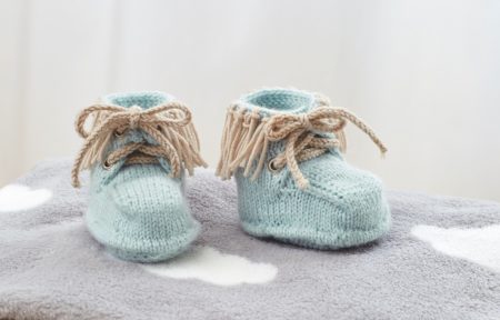 Kuschlige Mokassins für Babys stricken // HIMBEER