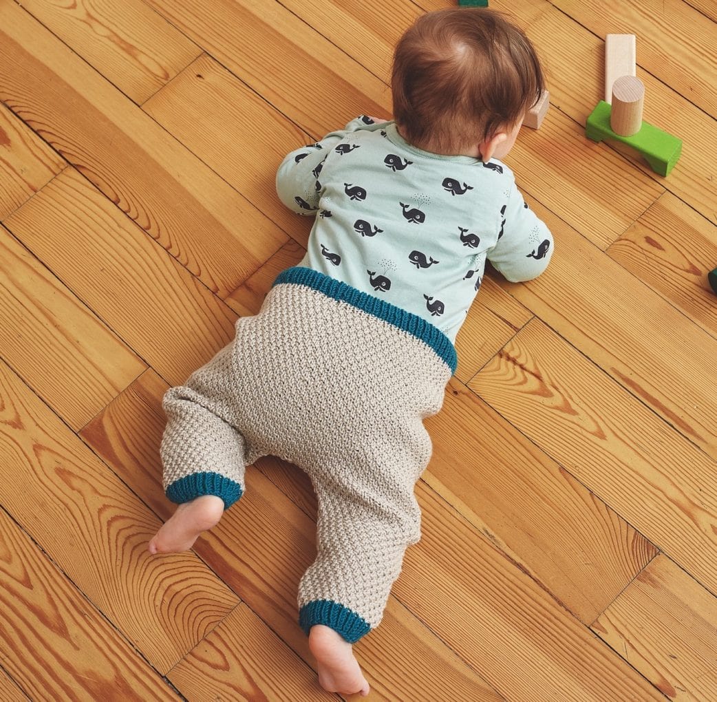 Selber Machen: Gemütliche Strickhose für Babys Kleinkinder Strickanleitung // HIMBEER