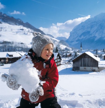 Skifahren mit Kindern in Österreich: Schneemann bauen // HIMBEER