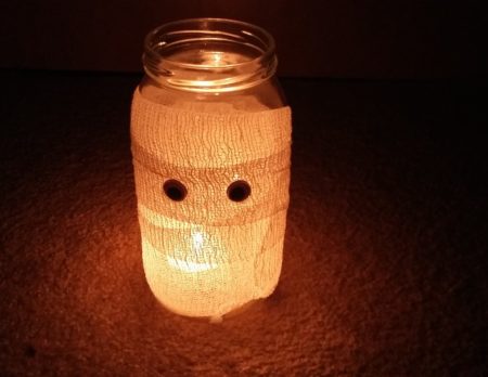Basteln mit Kindern für Halloween: Leuchtende Mumie // HIMBEER