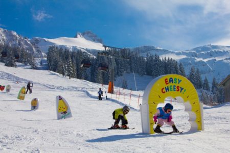 Skifahren mit Kindern in Österreich: Kinder in der Skischule // HIMBEER