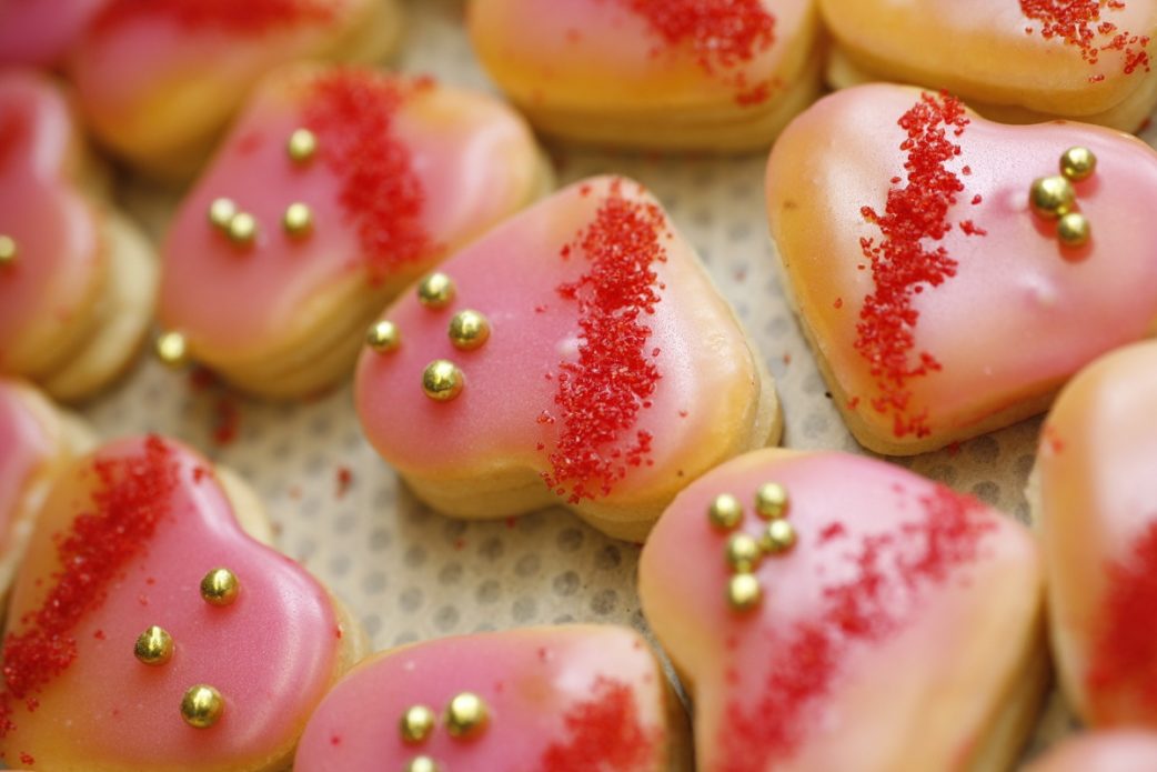 Rischart, Weihnachtstipps, Plätzchen, rosa, Sterne, gold // München mit Kind