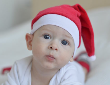 Tipps für guten Kinderschlaf, Baby mit Weihnachtsmütze // HIMBEER