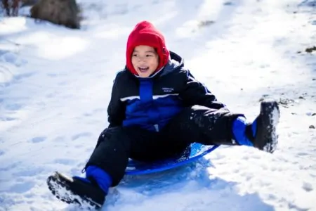Junge Schlitten Schnee Wochenendtipps // Muenchen mit Kind