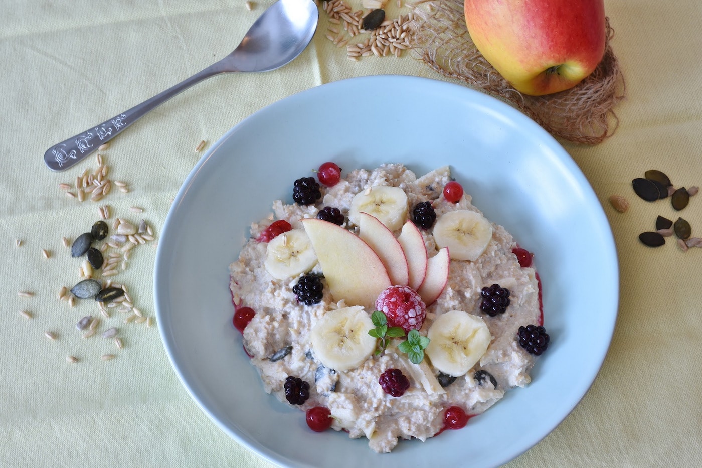 Gutes Essen wichtig für gesunden Kinderschlaf: Porridge // HIMBEER
