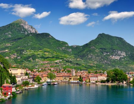 Id stockfoto: 115340041 the city of Riva del Garda, situated in the northern part of the largest Italian lake, Lago di Garda