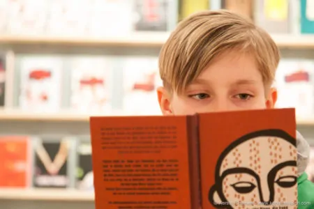Bücherschau Junior: Lesender Junge // HIMBEER