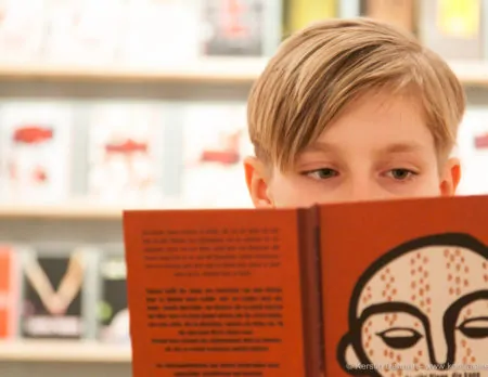 Bücherschau Junior: Lesender Junge // HIMBEER