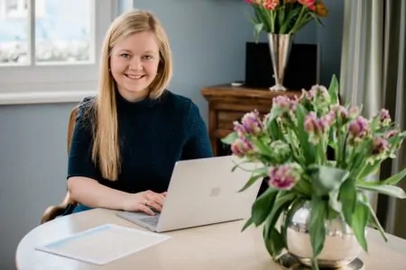 Cathrine Schorp, liberi, Elterngeldberatung, Blumen, Schreibtisch // München mit Kind